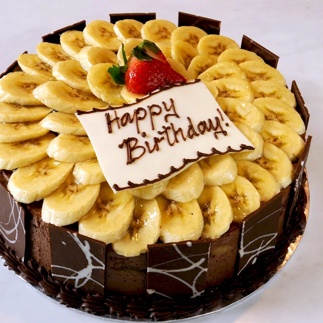 Банановый торт на день рождения