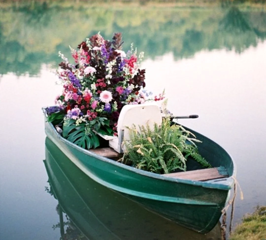 Лодка украшенная цветами