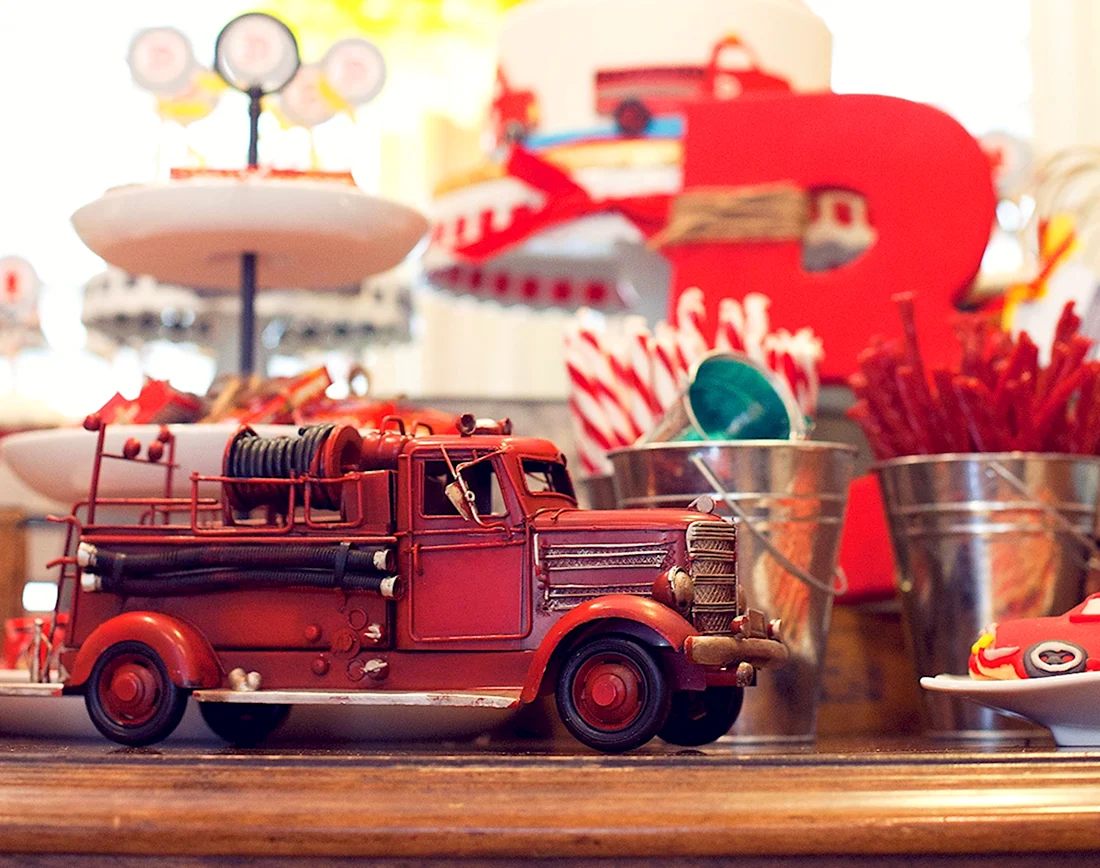 С днем рождения с пожарной машиной
