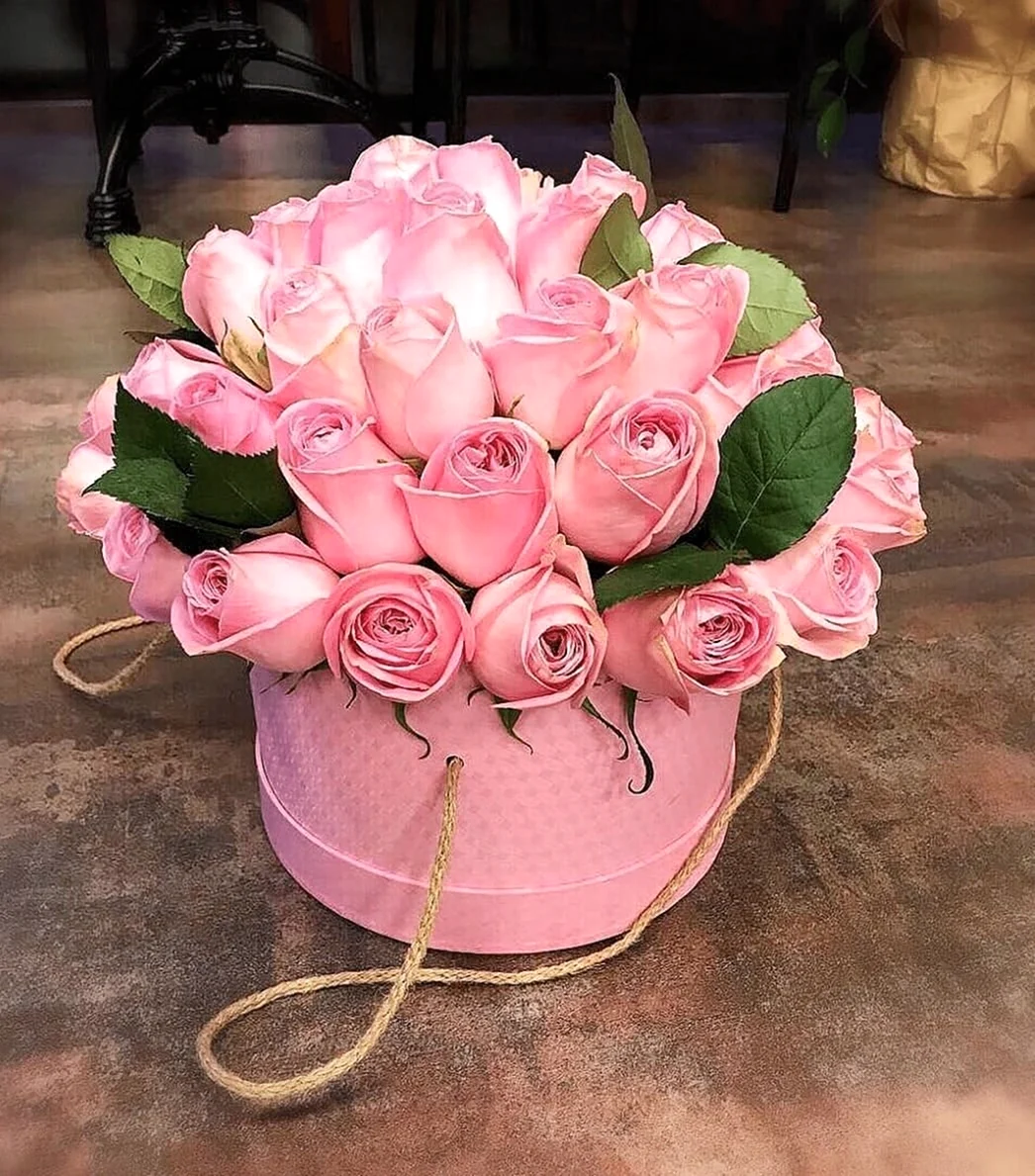 Шикарные розовые цветы в коробке