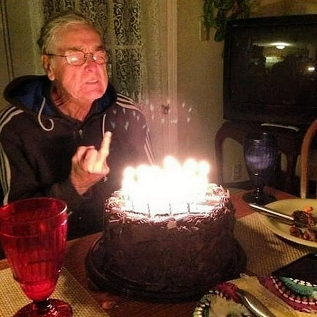 Старик празднует день рождения
