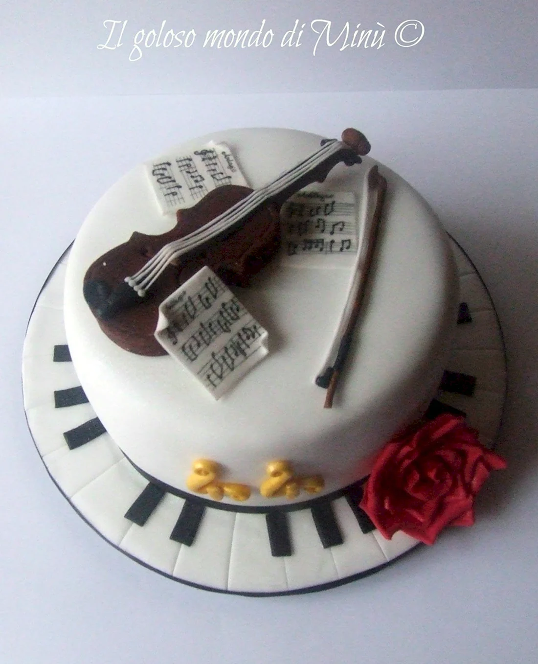 Торт со скрипкой и нотами