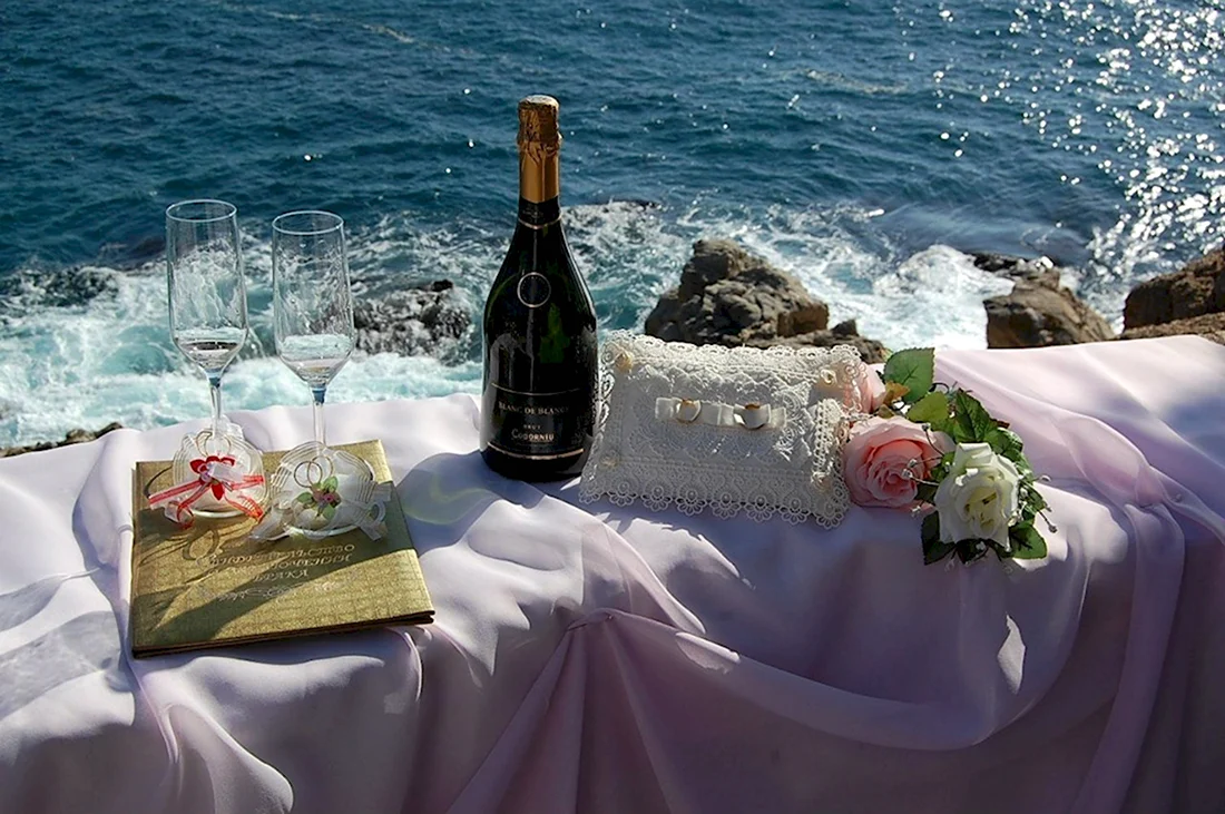 Цветы и шампанское на берегу моря