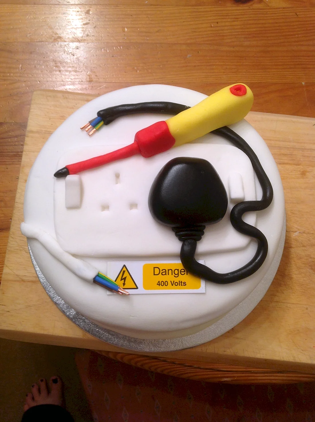 Украшение торта для электрика