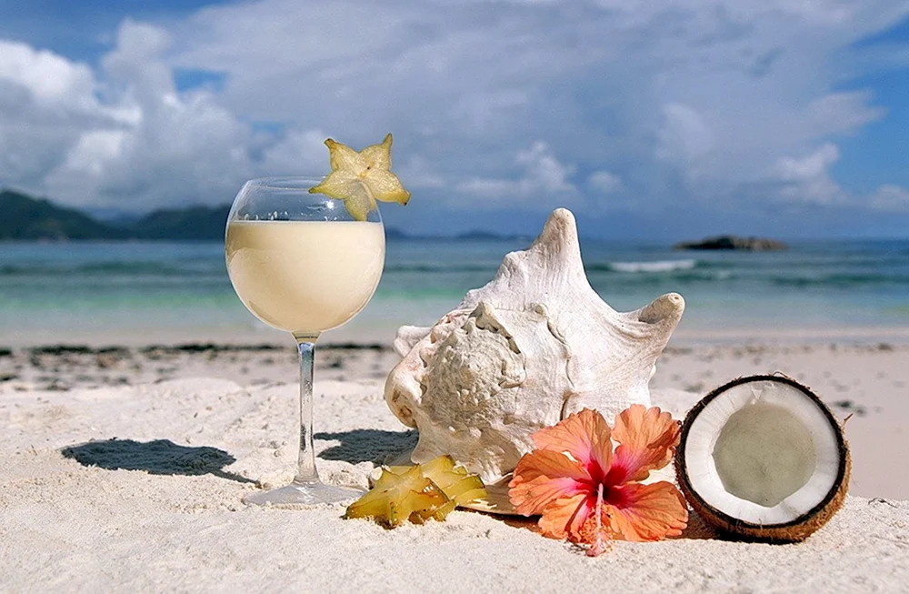 Коктейль в кокосе на фоне моря
