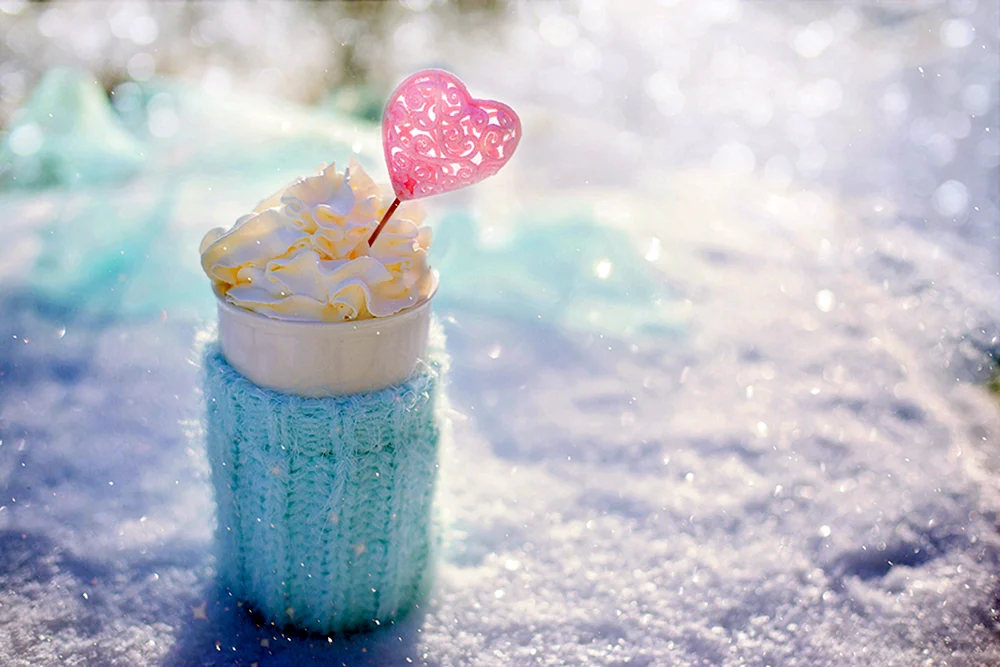 Мороженое на фоне снега