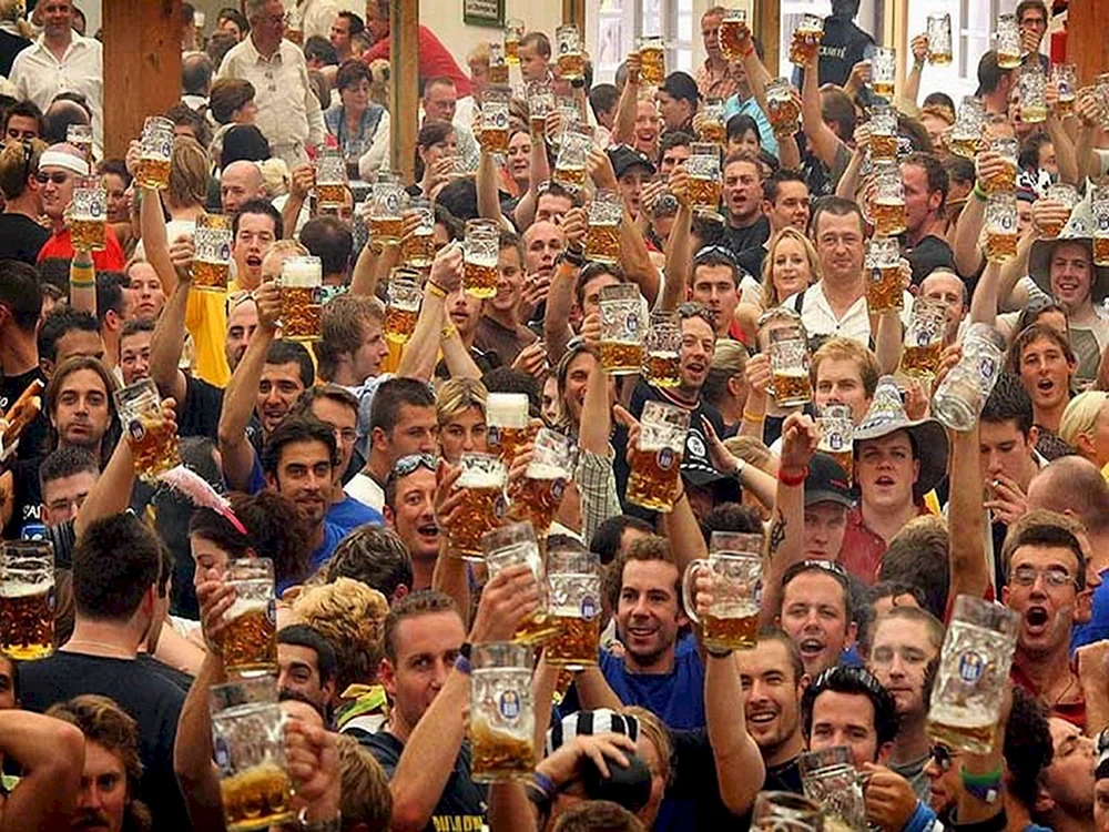 Толпа с пивом