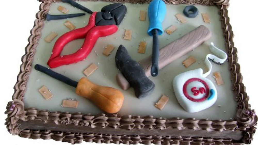 Торт с инструментами для мужчины без мастики