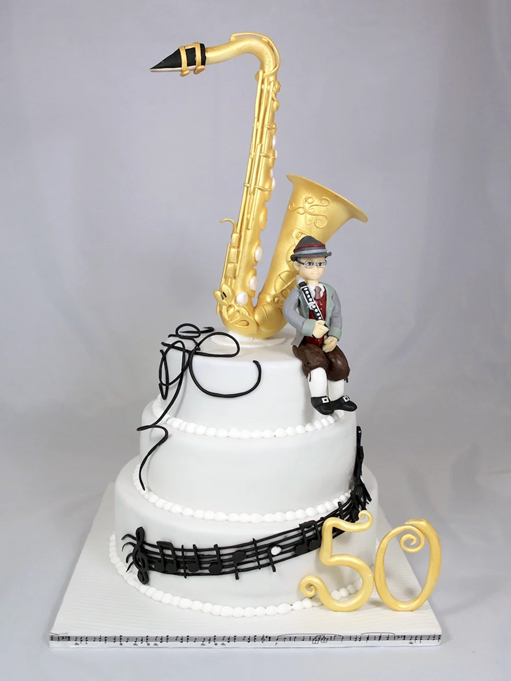 Торт с саксофоном