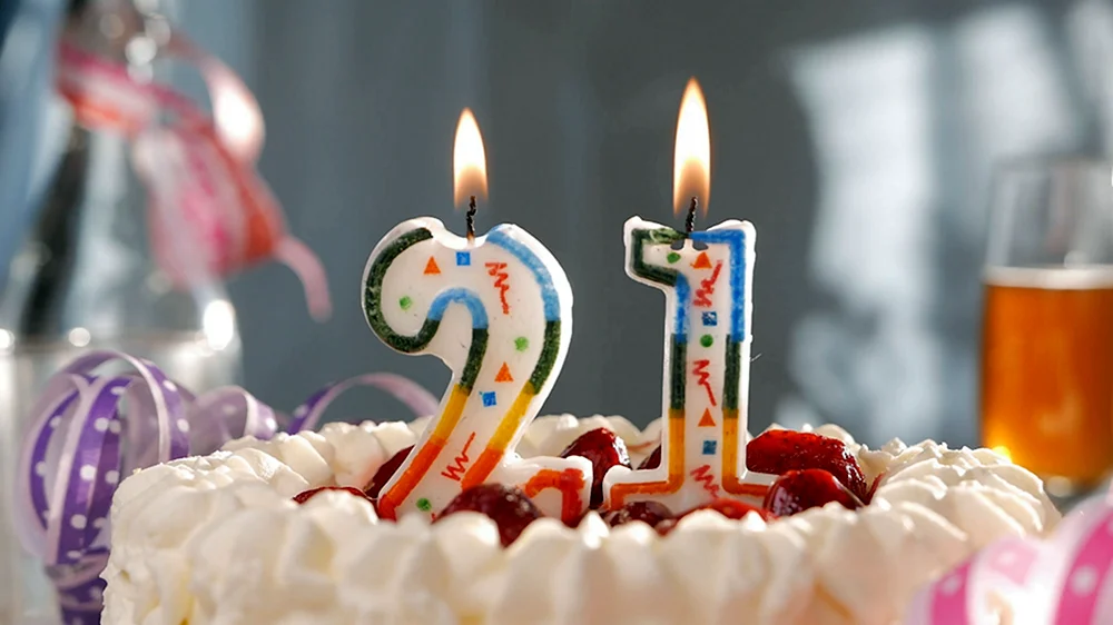 Тортик со свечами 21 год