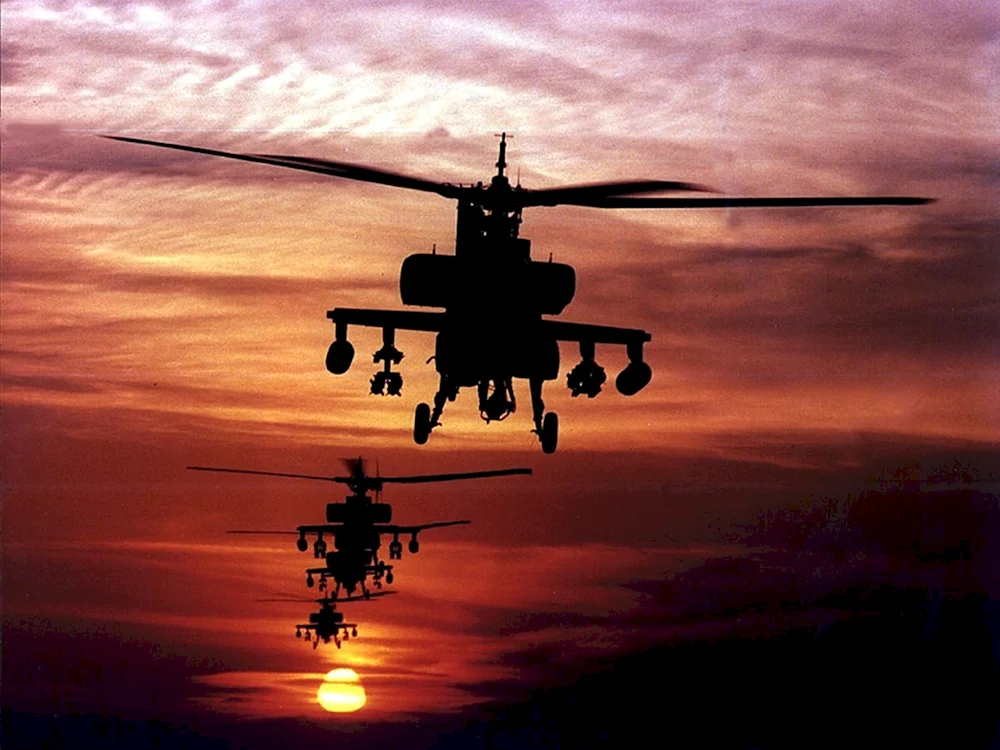Вертолет на фоне заката